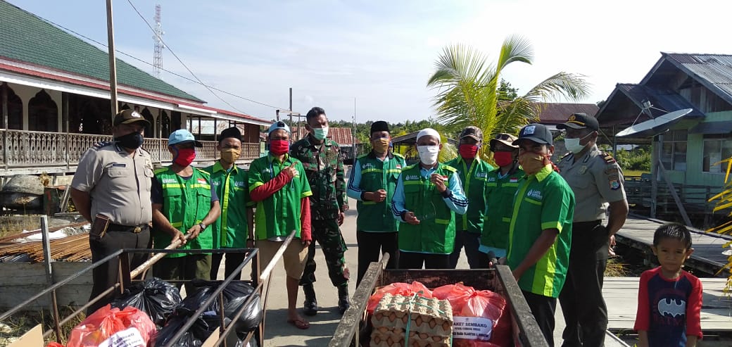 Bersama TNI-Polri, WITC Kabupaten Bintuni Salurkan Paket Sembako untuk Terdampak Covid-19
